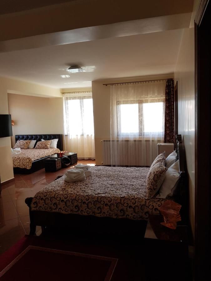 Отель Liberty Rooms Фэгэраш